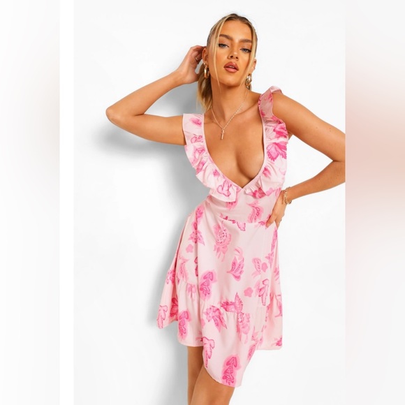 Boohoo Dresses & Skirts - NWT‼️ Boohoo: Printed Tie Back Ruffle Skater Dress